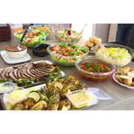 Buffet composé d'un assortiment de charcuteries et salades
