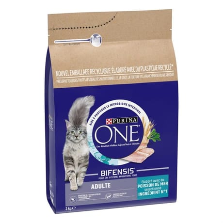 PURINA ONE Croquettes pour chat adulte au poisson de mer et aux céréales complètes - 3 KG