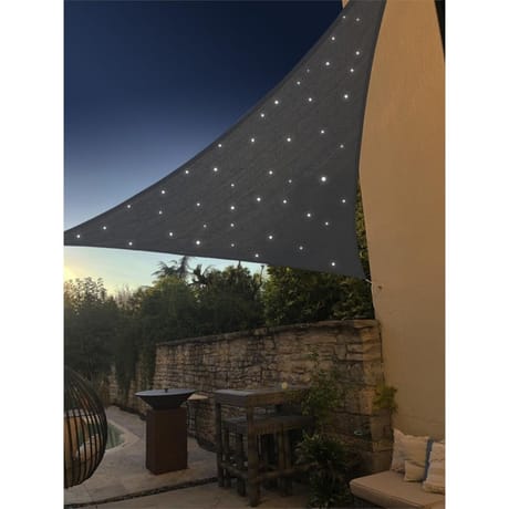Voile triangulaire 3 m de côté avec 75 leds solaires intégrées dans le voile effet ciel étoilé