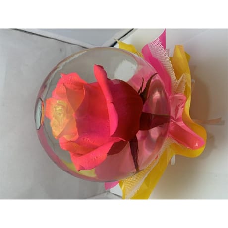 Boule de verre avec fleur de rose coloris bicolores assortis
