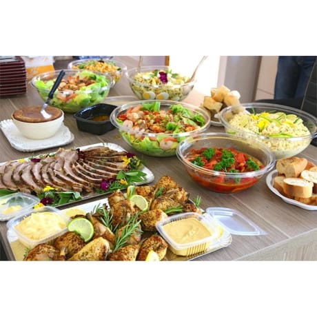Buffet composé d'un assortiment de charcuteries et salades