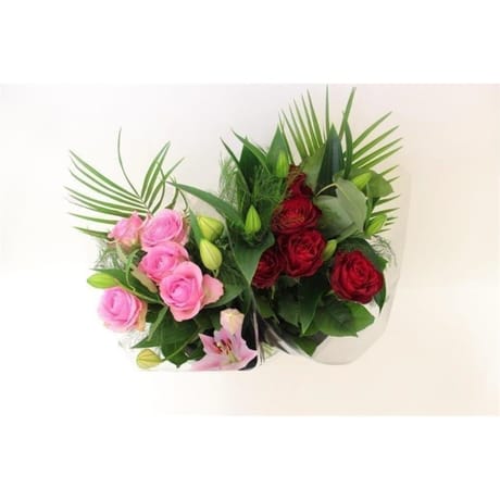 Bouquet composé de 5 roses et 2 lys