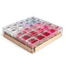 Bouton de rose naturelle stabilisée dans cube en plexiglass